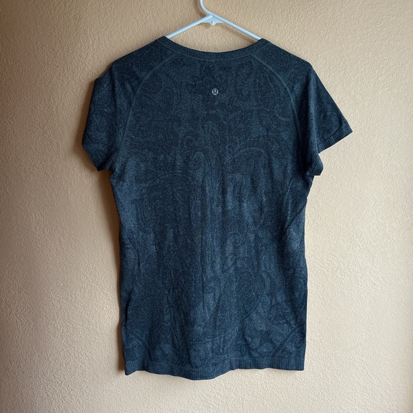 Lululemon Run: Swiftly Tech Short Sleeve Paisley size 12 - Picture 2 of 4